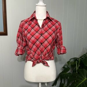 🌺Wrinkle Free red, black, white plaid button down shirt excellent condition.